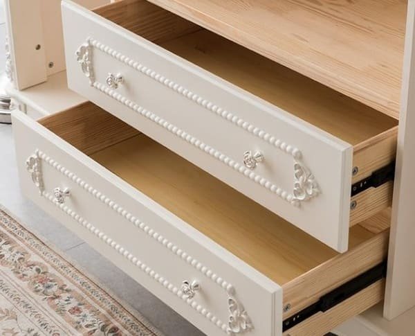 A comparison of a basic slide rail and a telescopic slide rail