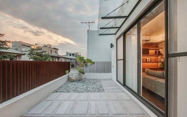 A classic sliding patio door with a view of a backyard